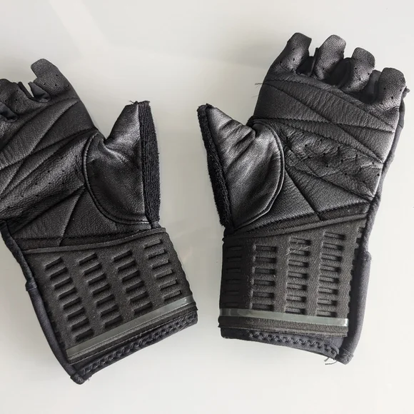 Under Armour weightlifting gloves - Picture 3 of 3